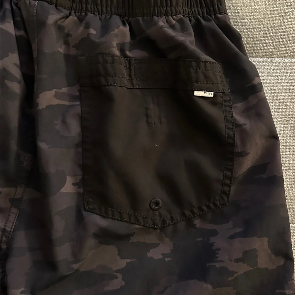 Vuori Kore Lined Camo Shorts 8” Size XS - Picture 6 of 7